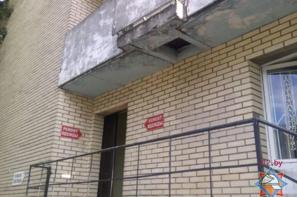 У Брэсце ратавальнікі вызвалілі дзіця, якое захрасла ў балконе (фота)