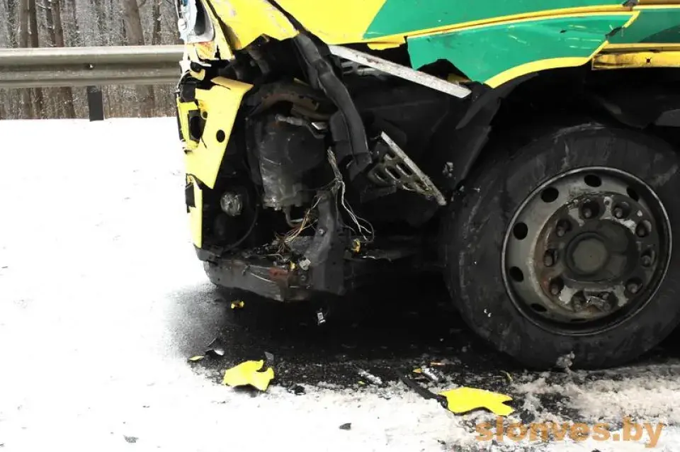 Пад Слонімам легкавік трапіў пад фуру, загінулі два чалавекі