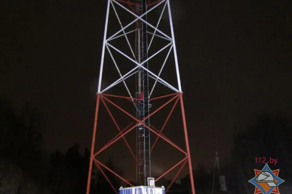 У Мінскім раёне ратавальнікі знялі дзяўчынку з вышыні 45 метраў (фота)