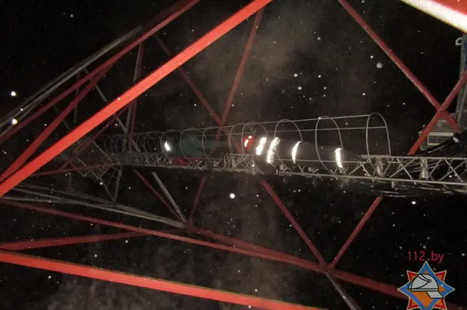 З'явіліся здымкі, як ратавальнікі здымалі дзяўчынку з вежы сотавай сувязі