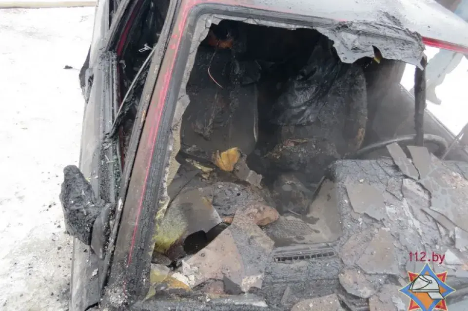 У Мінску ў гаражным кааператыве згарэў Volkswagen Passat (фота)
