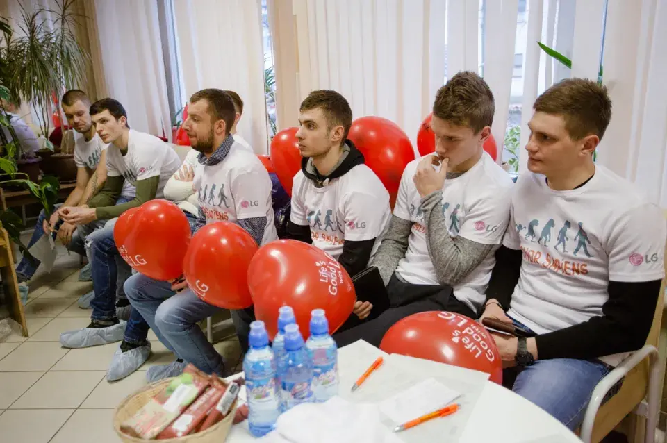 Футбалісты "Крумкачоў" здалі больш за 7 літраў крыві. Фотарэпартаж