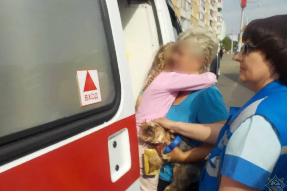 У Бабруйску дзяўчынка спускалася з балкона трэцяга паверха (фота)