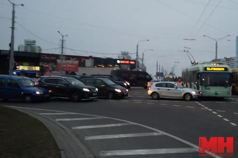 Каля станцыі метро "Каменная Горка" зранку адбыліся два ДТЗ (фота)