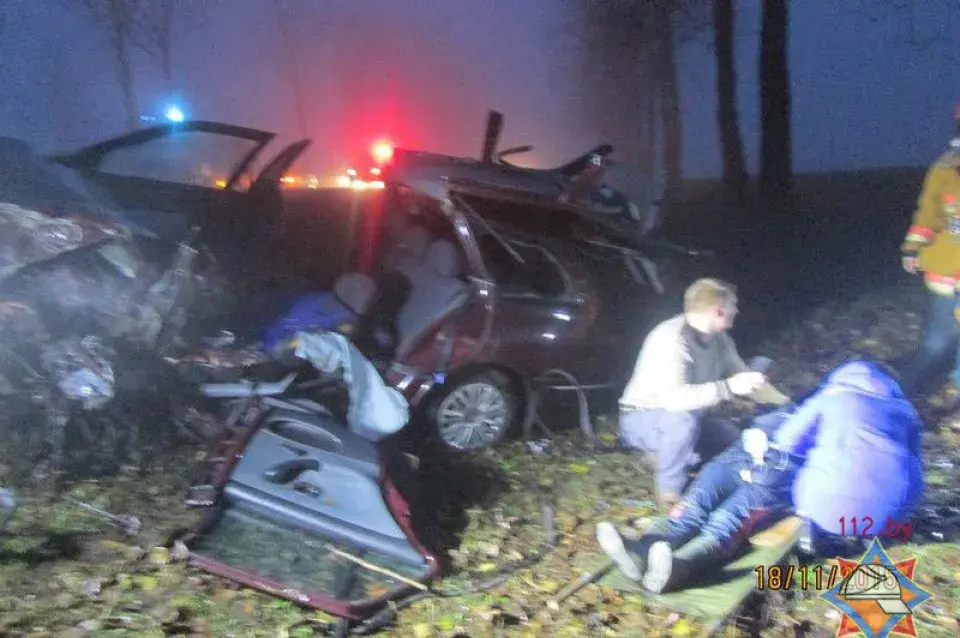 На Капыльшчыне ў аварыі сутыкнуліся тры легкавікі і грузавік (фота)