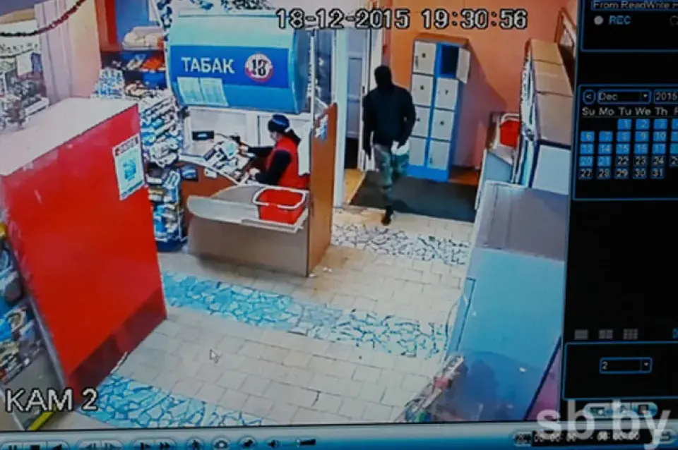 Мужчына з пісталетам і ў масцы абрабаваў мінскую краму (фота)