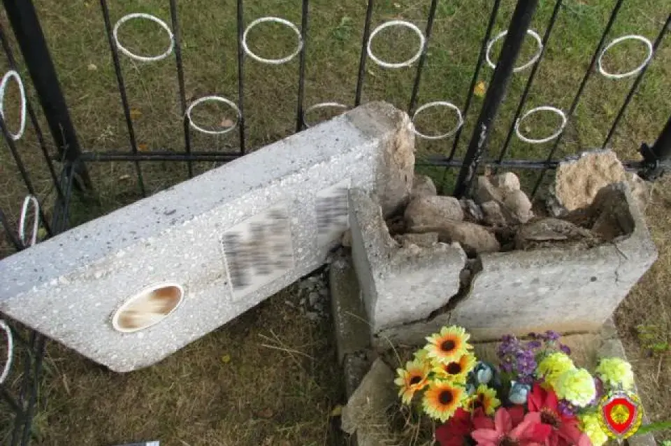 Два мінчукі пашкодзілі шэсць надмагільных помнікаў у Крупскім раёне