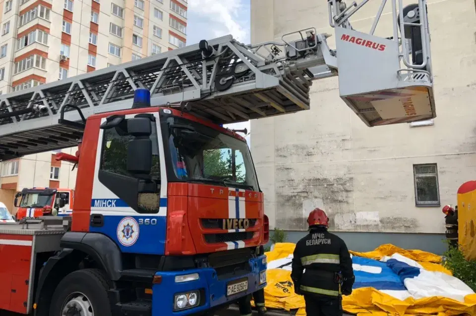 Міліцыя і медыкі гадзіну адгаворвалі мінчука, які хацеў саскочыць з даху