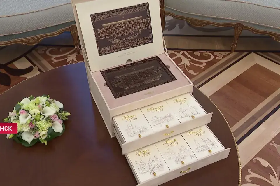 Лукашэнка атрымаў у падарунак кубінскія цыгары і ром