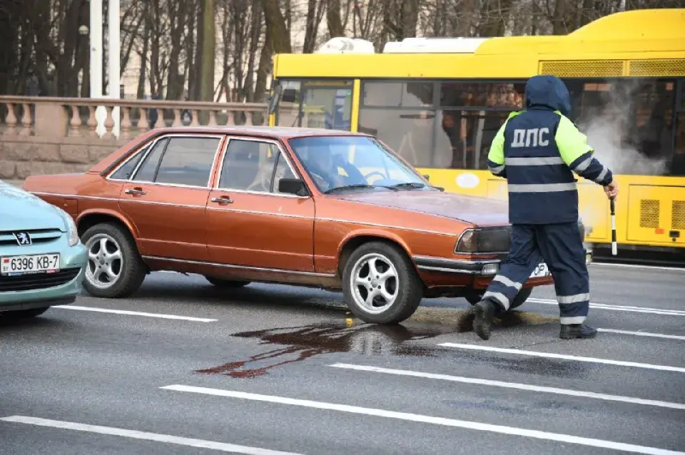 У цэнтры сталіцы задымілася машына, супрацоўнік ДПС штурхаў яе рукамі (фота)