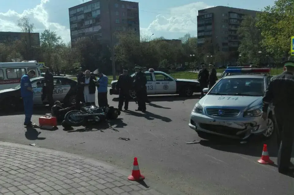 У Магілёве матацыкліст, уцякаючы, урэзаўся ў патрульную машыну ДАІ