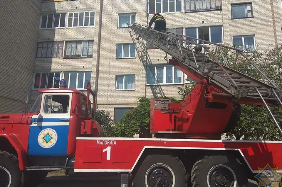 У Маларыце аднагадовая дачка зачыніла маму на гаўбцы чацвёртага паверху