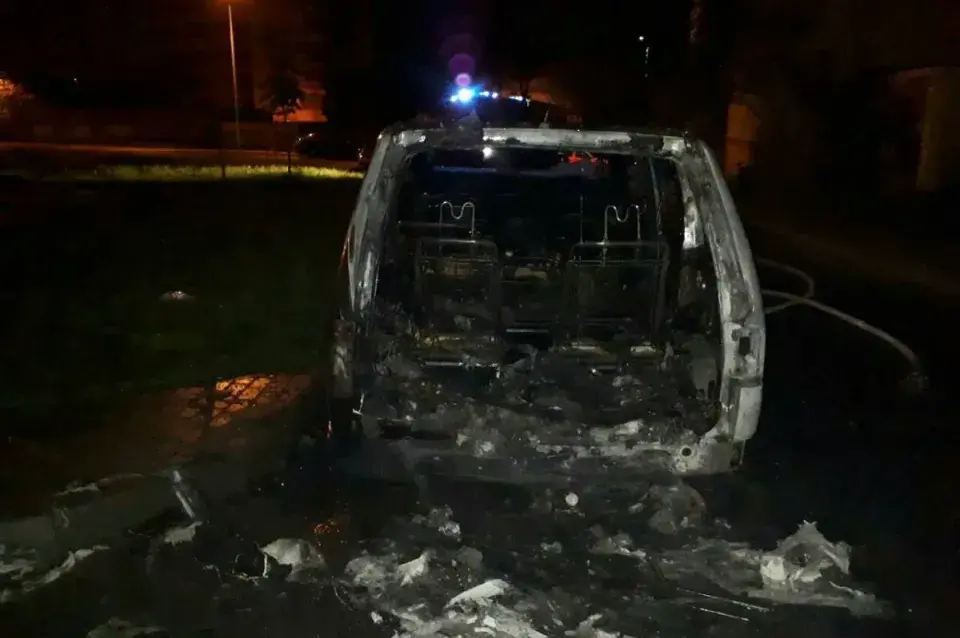 У Мінску ля двух пад’ездаў аднаго дома ўначы згарэлі машыны