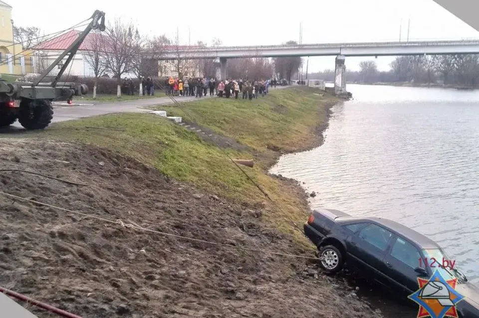 У Пінску ў рацэ Піна "вылоўлівалі" аўтамабіль (фота)