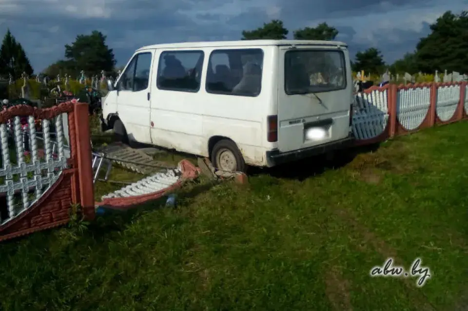 У Жабінцы п'яны бяспраўнік учыніў аўтапагром на могілках