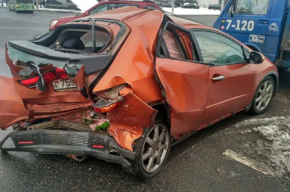 У Мінску ў ДТЗ трапіў вучэбны аўтамабіль, яго адкінула на некалькі метраў (фота)