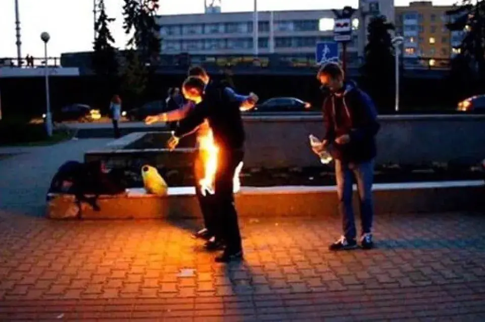У сацсетках з'явілася фота хлопцаў, якія нібыта падпалілі сябе ў Мінску