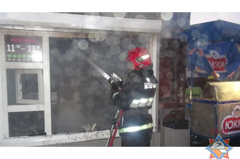 У цэнтры Мінска згарэла міні-кавярня (фота, відэа)