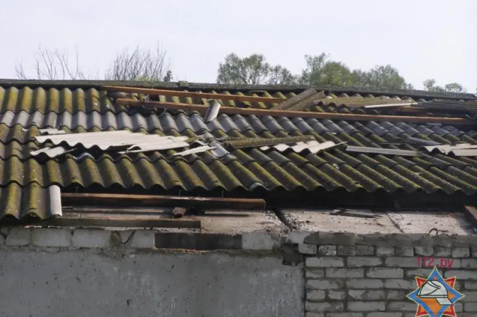 У Касцюковіцкім і Хоцімскім раёнах вецер пашкодзіў дахі будынкаў (фота)