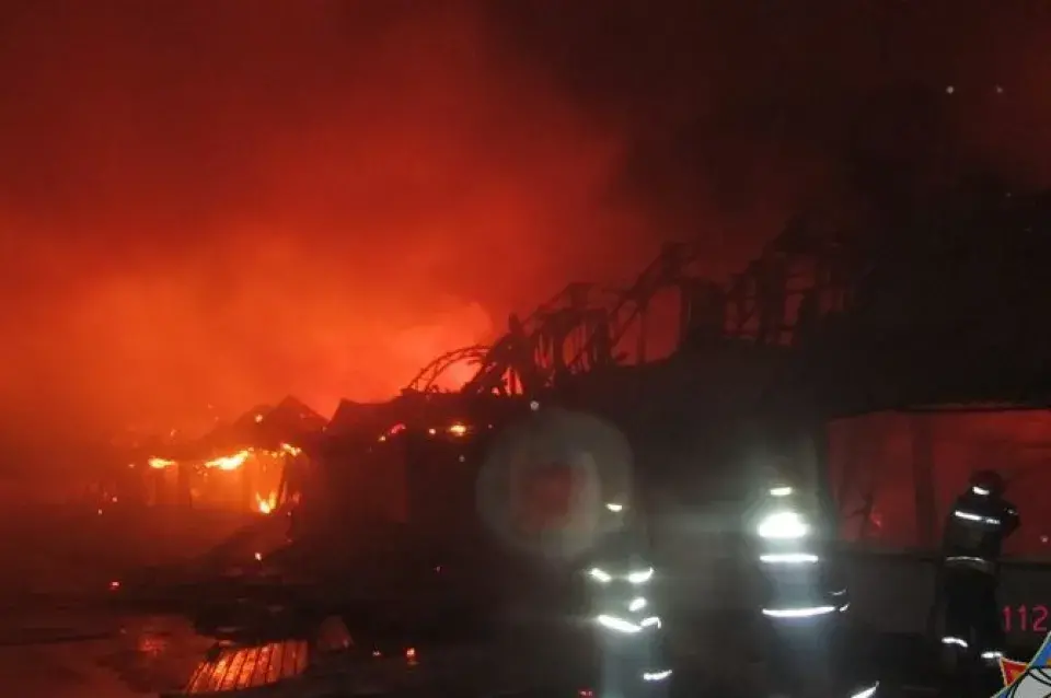 Уначы ў Гродне адкрытым агнём гарэў мэблевы цэх (фота)