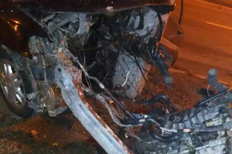 У Мінску п’яны кіроўца на Renault уцякаў ад ДАІ і ўрэзаўся ў слуп (фота)