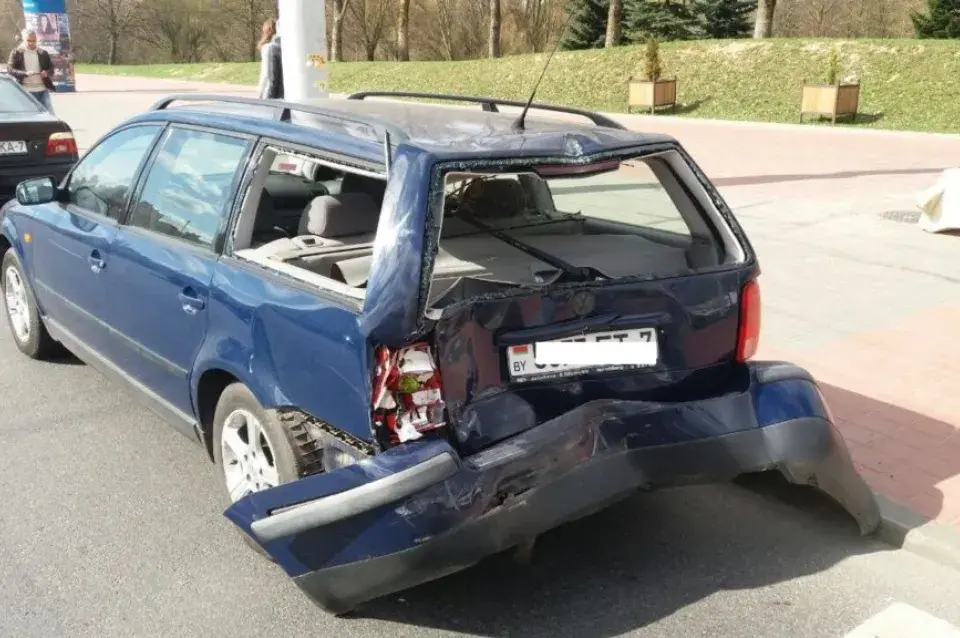 У Мінску ў грузавіка адмовілі тармазы, ён пратараніў два аўтамабілі (фота)