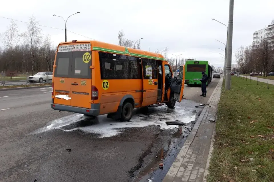 У Мінску сутыкнуліся аўтобус і маршрутка, у бальніцу завезлі 5 чалавек (фота)