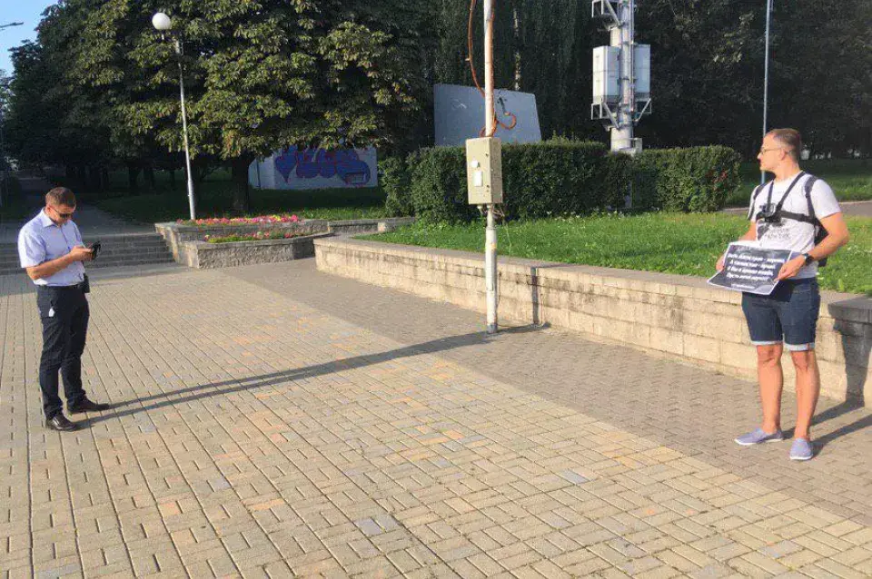 У Мінску прайшоў адзіночны пікет супраць “закона аб адтэрміноўках” 