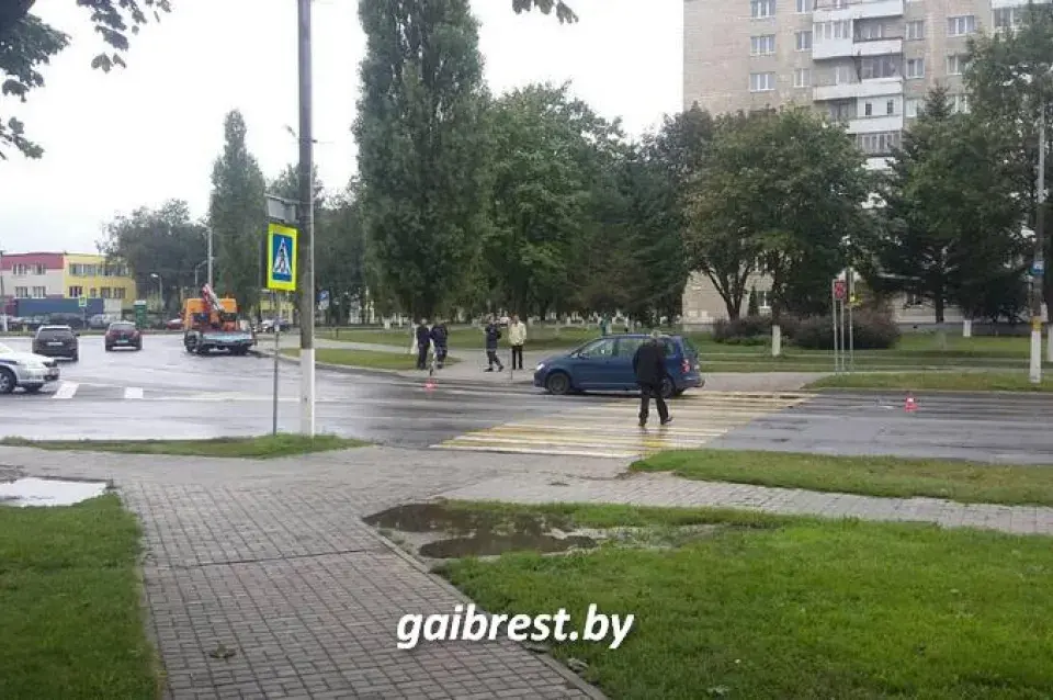 У Пінску аўтамабіль збіў на пераходзе бабулю з унучкай