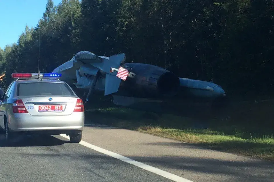 Стала вядома, як Су-27 апынуўся ў кювеце аўтатрасы ў Аршанскім раёне (фота)