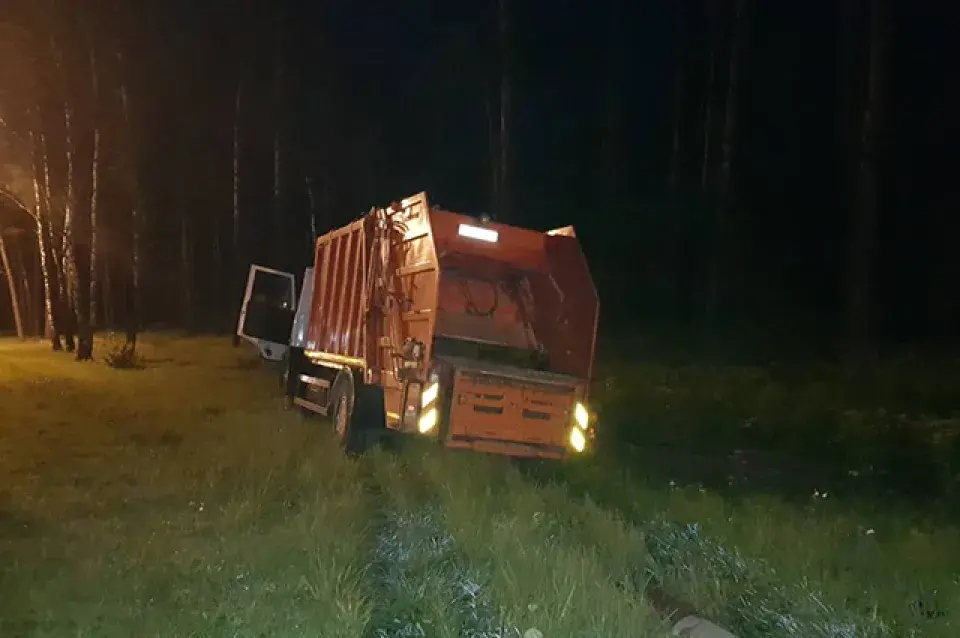 П'яны кіроўца смеццявоза знёс ліхтарны слуп у Мінску