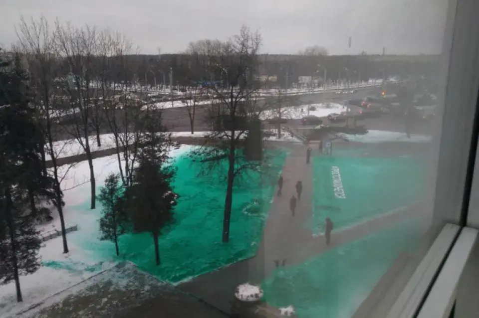 Каля эканамічнага ўніверсітэта ў Мінску снег пафарбавалі ў зялёны колер