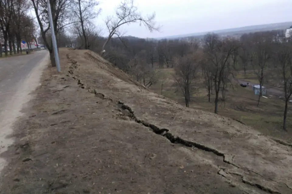 У Магілёве Архіерэйскаму валу Каніскага пагражае апоўзень (фота)