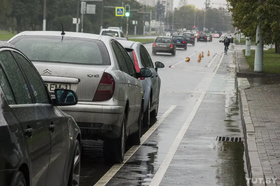 На новаадкрытай веладарожцы ў Брэсце адразу прыпаркаваліся аўтамабілісты