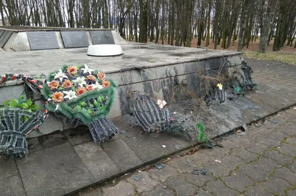 На братняй магіле ў Маладзечне невядомыя спалілі вянкі