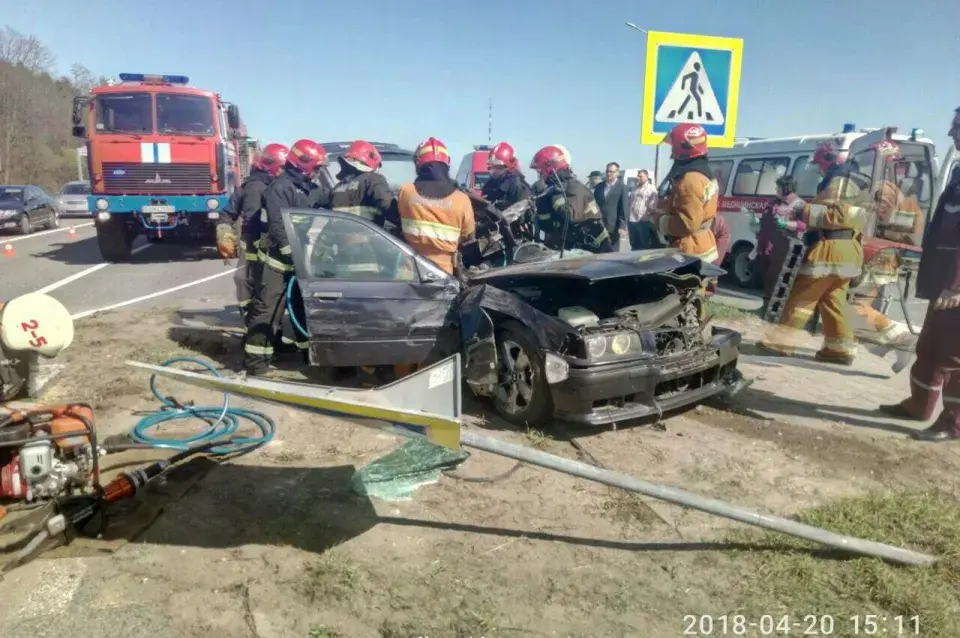 На Брэстчыне на аўтадарозе М-1 сутыкнуліся тры аўтамабілі, ёсць загінулы
