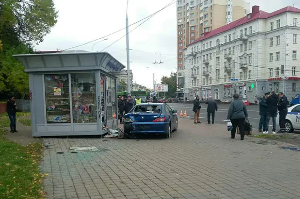 На вуліцы Чкалава ў Мінску аўто збіла жанчыну на прыпынку і ўрэзалася ў шапік