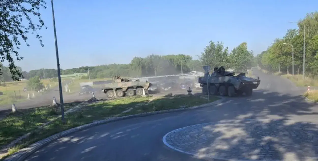 На мяжу таксама перакінуць 200 адзінак тэхнікі / Twitter-акаўнт міністра абароны Польшчы