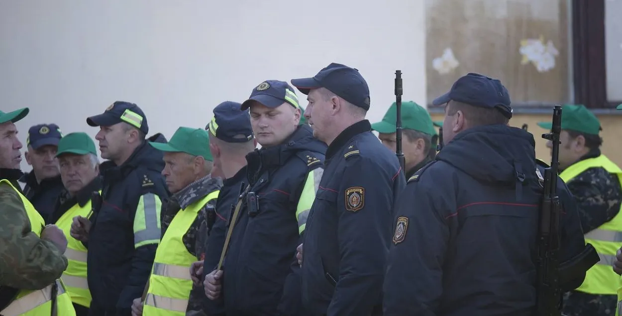 Чамусьці ў пасце Мінабароны пра апалчэнне шмат міліцэйскай формы / Мінабароны