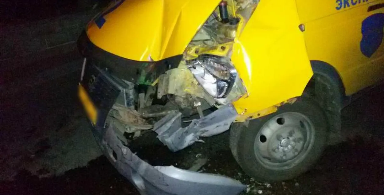 У Брэсце маршрутнае таксі сутыкнулася з аўтобусам (фота)