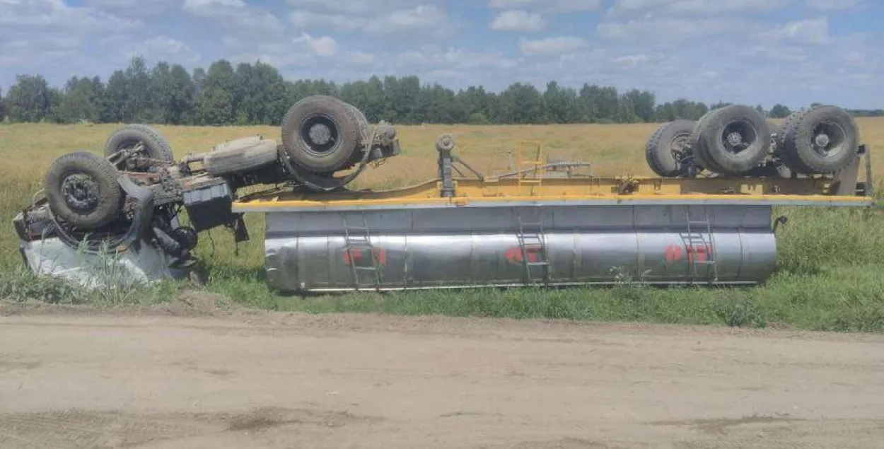У Брэсцкім раёне перакуліўся малакавоз (фота)