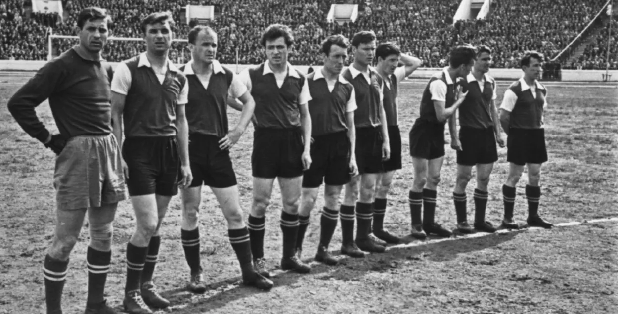 Геннадий Хасин на архивном снимке четвёртый слева / dinamo-minsk.by