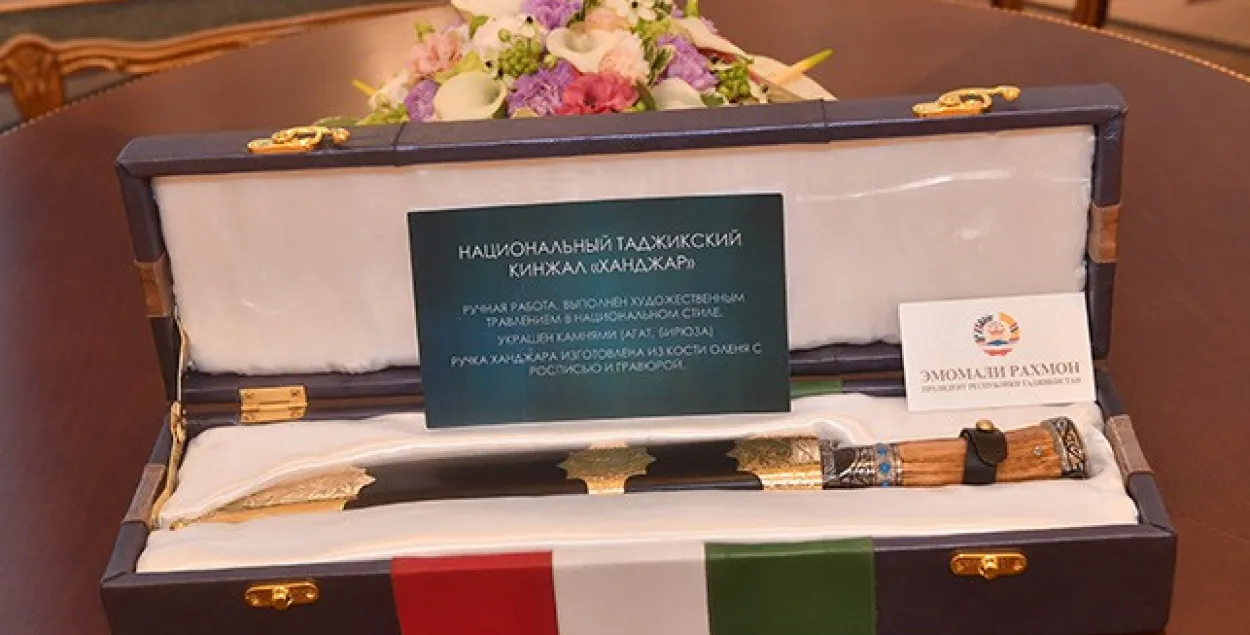 Рахмон падарыў Лукашэнку таджыкскі кінжал (фота)