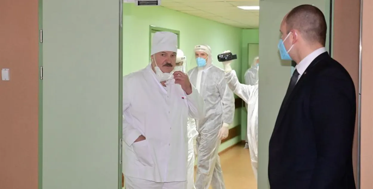 Александр Лукашенко в больнице / Из архива БЕЛТА