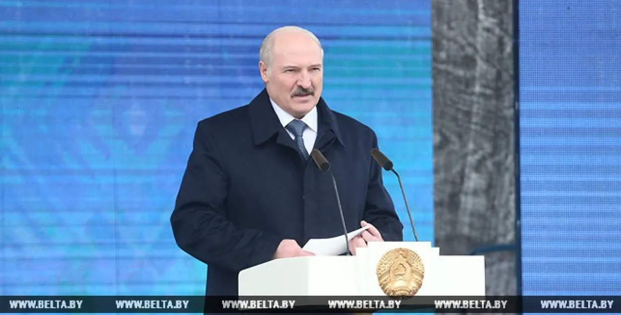 Лукашэнка назваў абнародаванне "панамскага архіву" "стральбой па вераб'ях"
