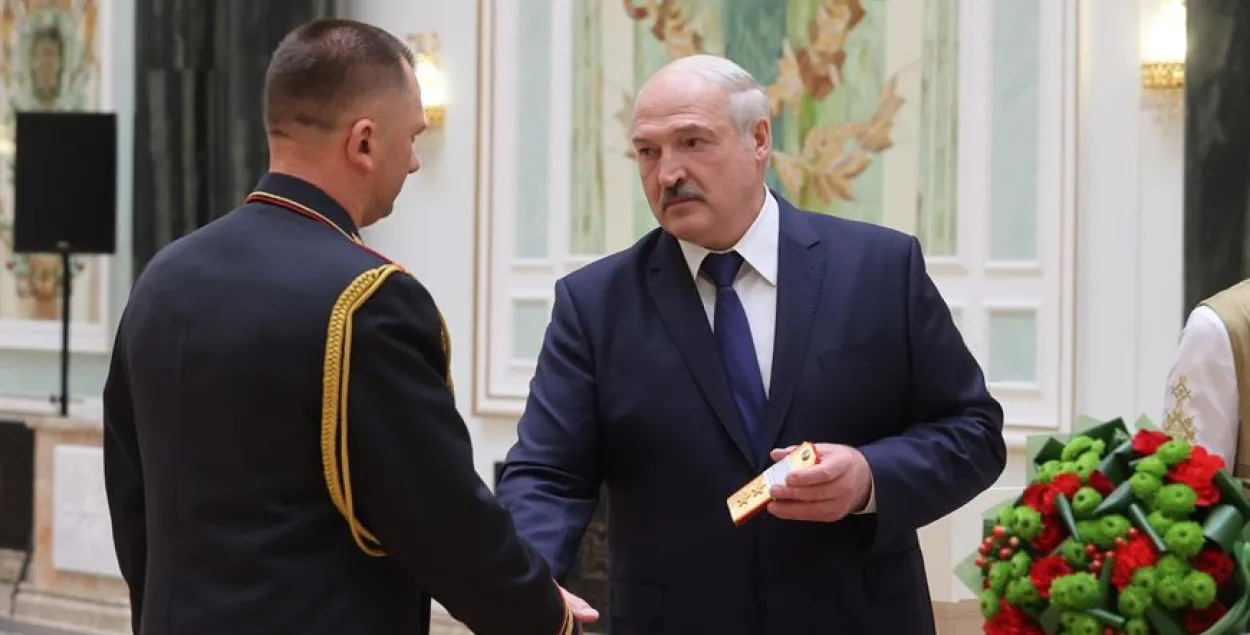 Новый министр внутренних дел Иван Кубраков получает погоны / БЕЛТА