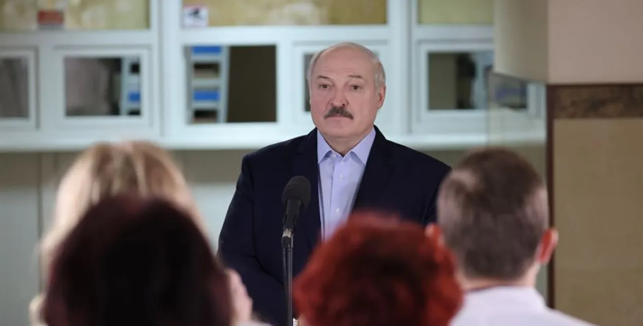 Александр Лукашенко смотрит на народ / БЕЛТА