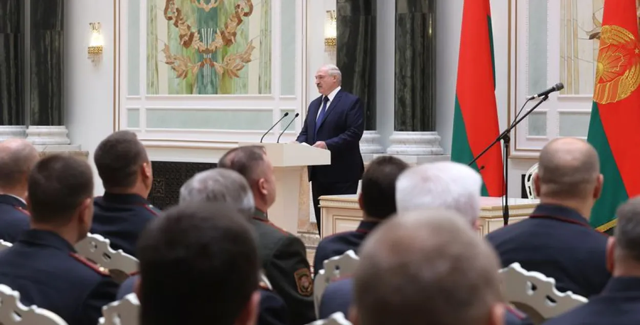 Лукашэнка пагражае пратэстоўцам: хто закране сілавіка, застанецца без рук