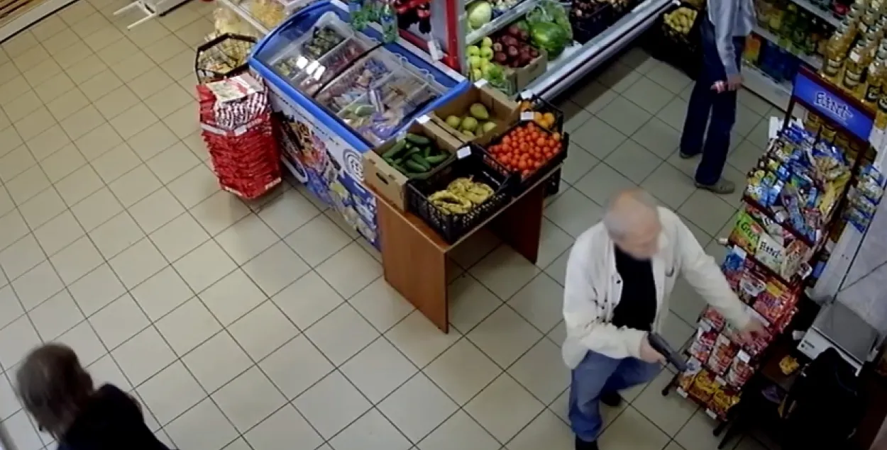 У Мінску будуць судзіць мужчыну, які пагражаў пісталетам у краме (відэа)