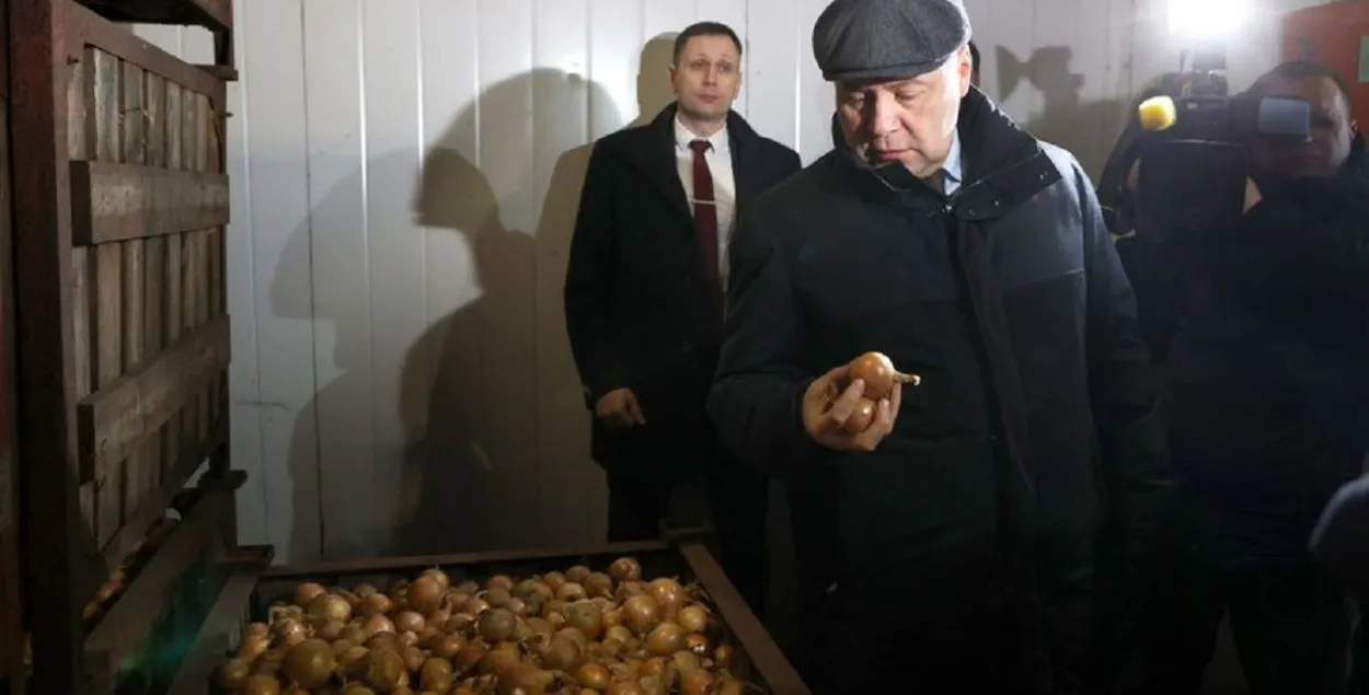 Роман Головченко показывает, как "сжалась" экономика / Иллюстративное фото БЕЛТА